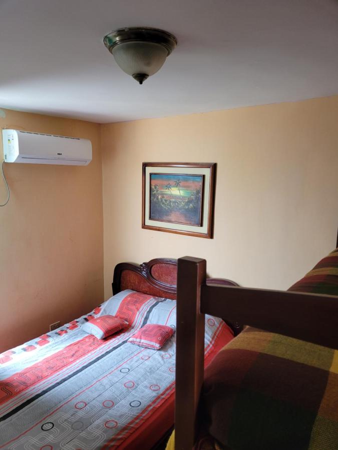 Hostal Haziel Salinas  Luaran gambar
